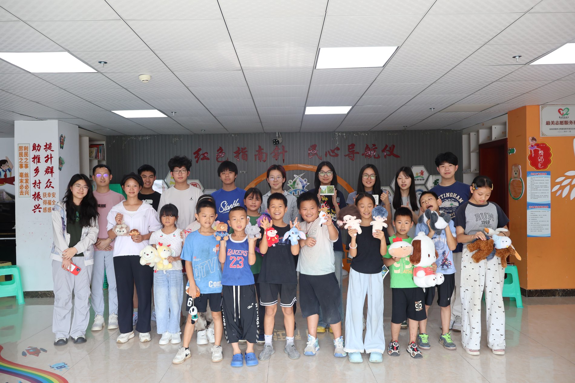Group photo with children and families at Nanxiyuan
